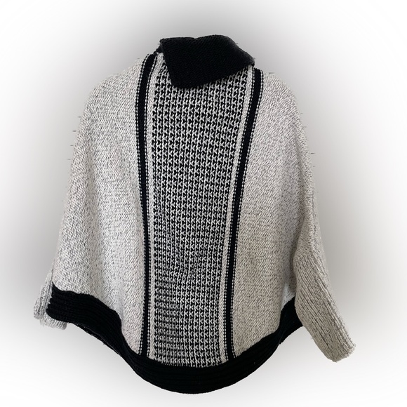 SOLD Spanish women’s chunky knit ribbed poncho cape with sleeves in gray - Picture 7 of 7